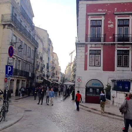 Charming Mansard In Pena Baixa * Lissabon