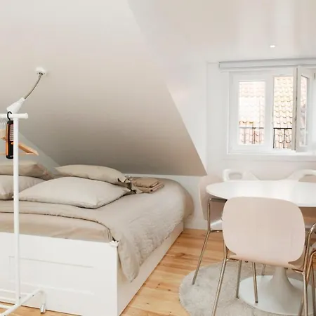 Appartement Charming Mansard In Pena Baixa Lissabon