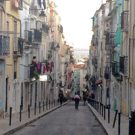 Charming Mansard In Pena Baixa דירה ליסבון